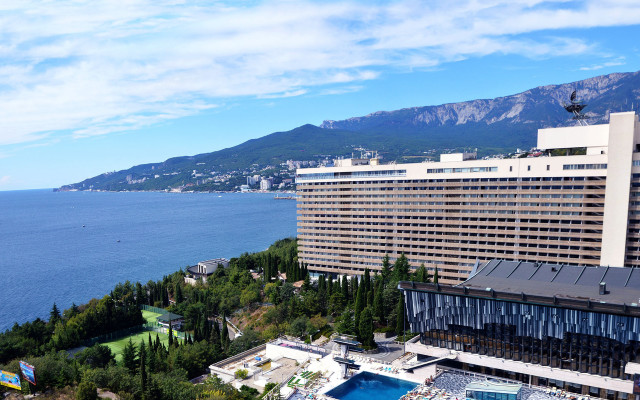 Hotel water mountain cityscape sky free wallpaper - medium preview image