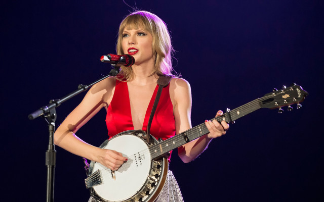 Woman red dress instrument singing free wallpaper - medium preview image