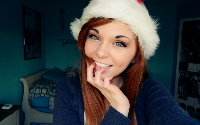 Santa hat funny face green free wallpaper - medium preview image