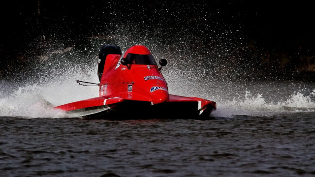 Red boat water splashes aurora free wallpaper - medium preview image