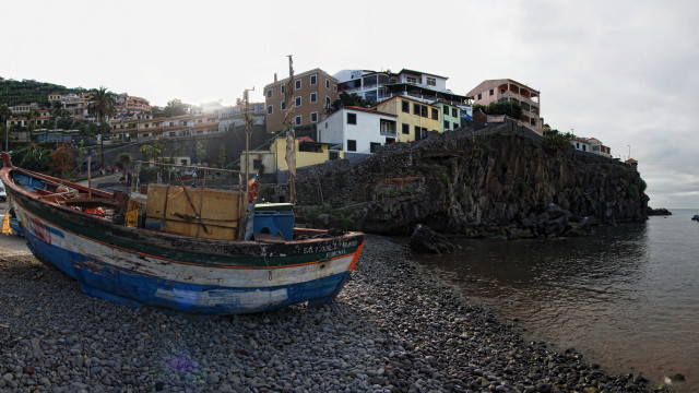 Rocky beach boat cityscape bridge free wallpaper - medium preview image