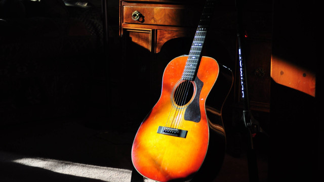 Guitar stand room dresser window free wallpaper - medium preview image