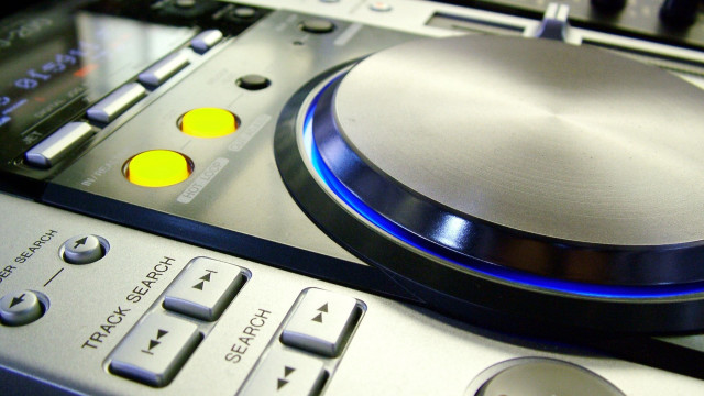 Cd player remote cd studio free wallpaper - medium preview image