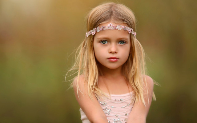 Little girl tiara dress portrait free wallpaper - medium preview image