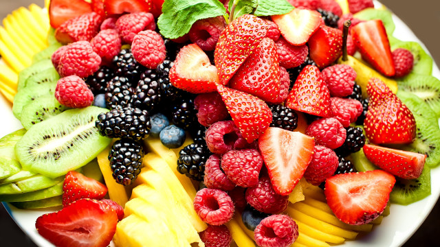 Fruit plate berries kiwi strawberries free wallpaper - medium preview image