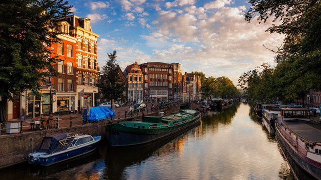 River boats buildings cloudy sky free wallpaper - medium preview image