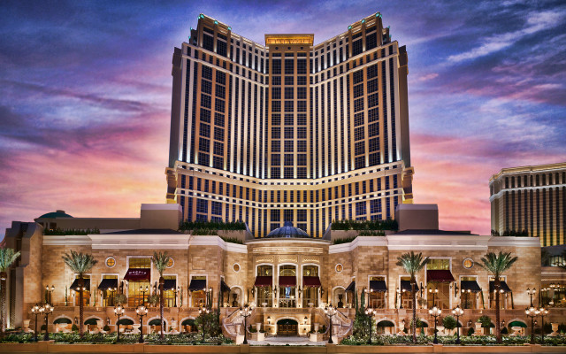 Large building windows fountain renaissance free wallpaper - medium preview image