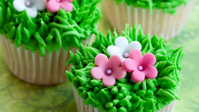 Cupcakes green frosting flowers garden free wallpaper - medium preview image