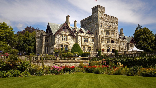 Castle garden fence flag architecture free wallpaper - medium preview image