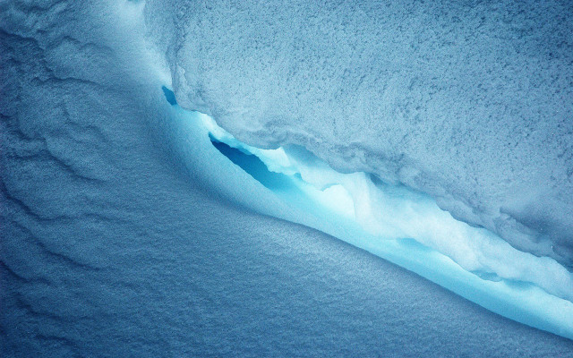 Large iceberg crack blue sky free wallpaper - medium preview image