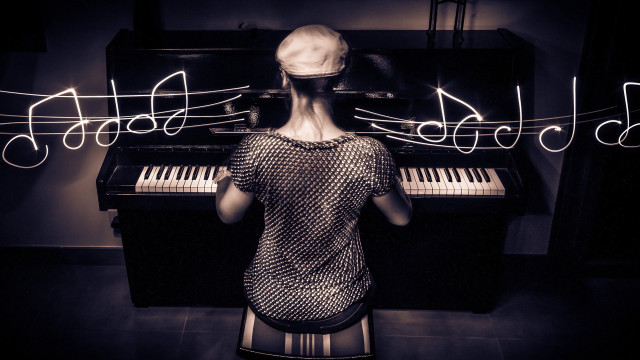 Woman piano music notes hat free wallpaper - medium preview image