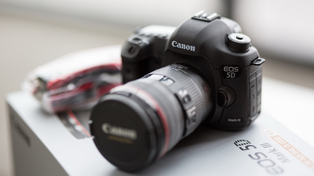 Camera card tilt shift greyscale free wallpaper - medium preview image