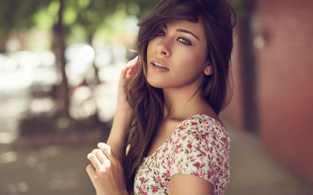 Aramenta longhair citystreet bokeh portrait free wallpaper - medium preview image
