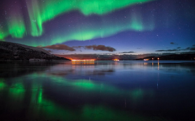 Aurora borealis lake night reflections free wallpaper - medium preview image