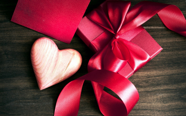 Heart wooden ribbon red box free wallpaper - medium preview image