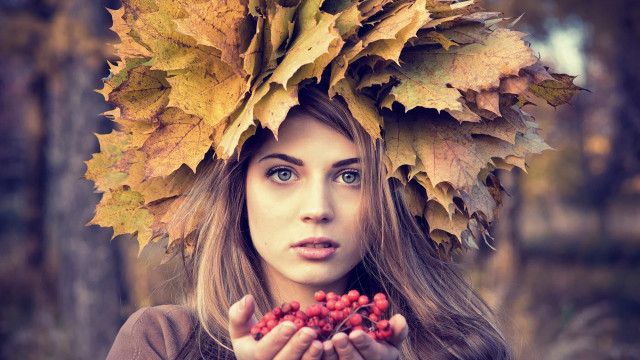 Woman wreath berries surprised autumn free wallpaper - medium preview image