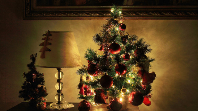 Christmas tree ornaments lamp room free wallpaper - medium preview image