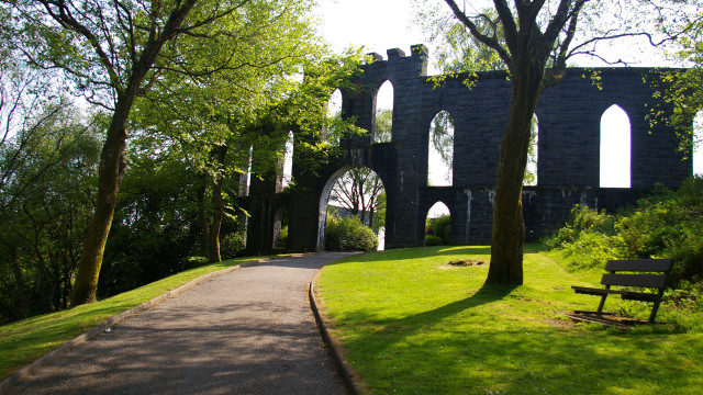 Lush park bench roman arches free wallpaper - medium preview image