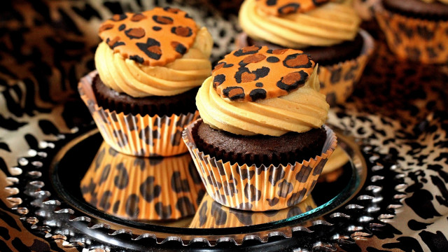 Cupcakes leopard frosting black white free wallpaper - medium preview image