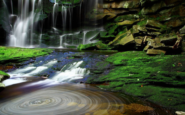 Waterfall mossy rock stream circular free wallpaper - medium preview image