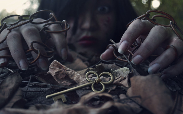 Woman keys chain hands ground free wallpaper - medium preview image