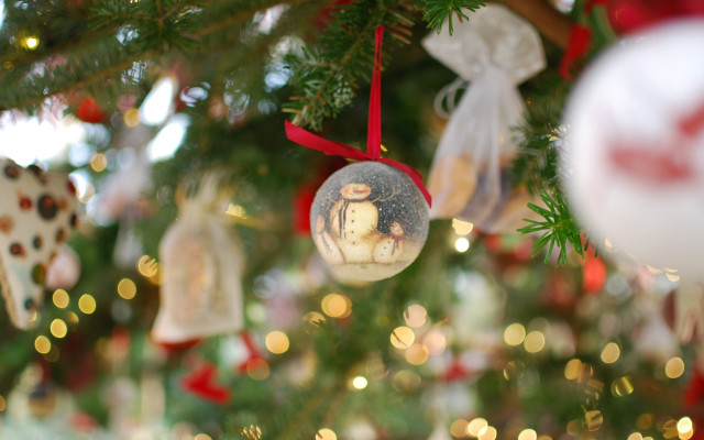 Christmas tree ornaments red ribbon free wallpaper - medium preview image