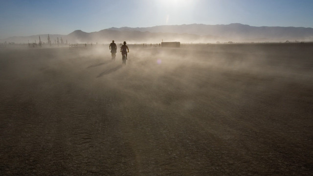 Desert walking fog sunshine scene free wallpaper - medium preview image