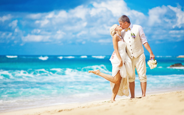 Beach couple kissing ocean blue free wallpaper - medium preview image