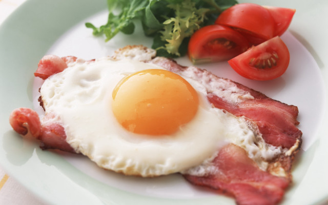 Plate egg tomatoes salad food free wallpaper - medium preview image