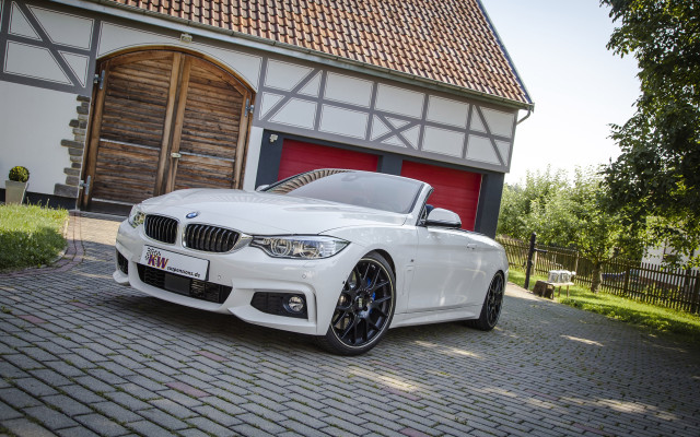 White car red door 3d free wallpaper - medium preview image