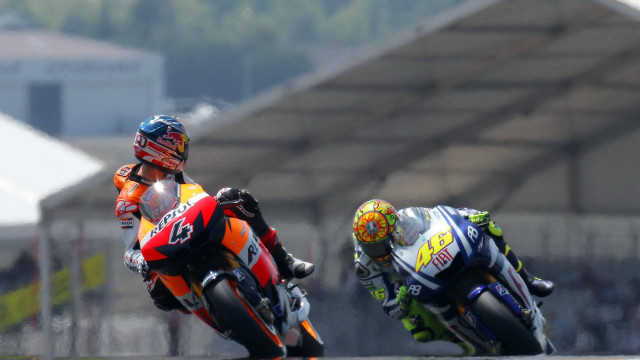Motorcycle race impressionist blurry background free wallpaper - medium preview image
