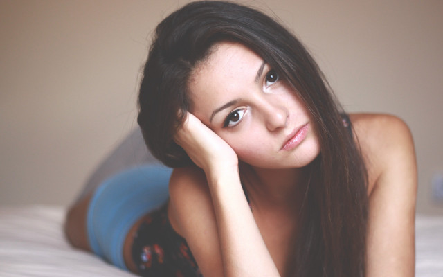 Elina karimova bed portrait black free wallpaper - medium preview image