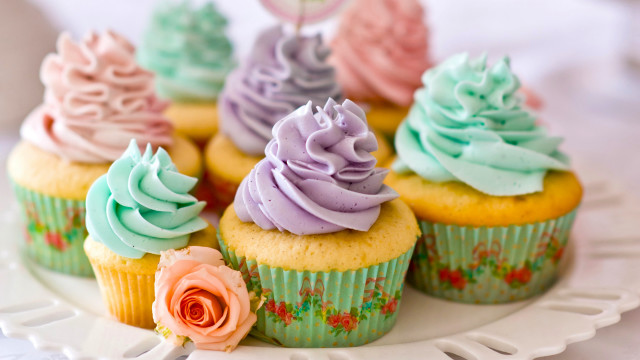 Cupcakes frosting flowers tablecloth pastel free wallpaper - medium preview image