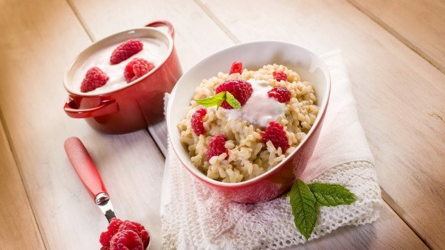 Oatmeal raspberries yogurt towel redpot free wallpaper - medium preview image