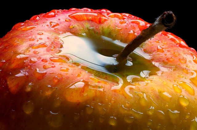 Red apple water drops photorealistic free wallpaper - medium preview image