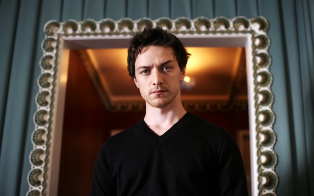 Surprised man mirror black shirt free wallpaper - medium preview image