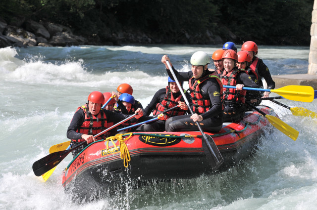 Raft white water rapids group free wallpaper - medium preview image