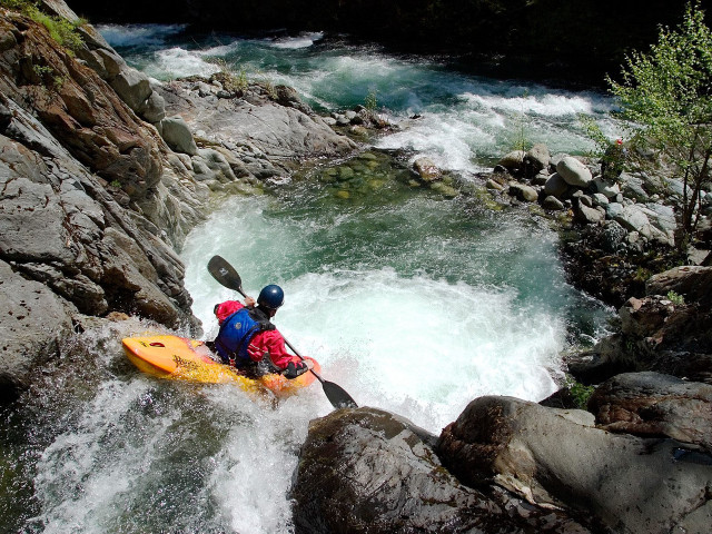 Man kayak river rapids rocks free wallpaper - medium preview image