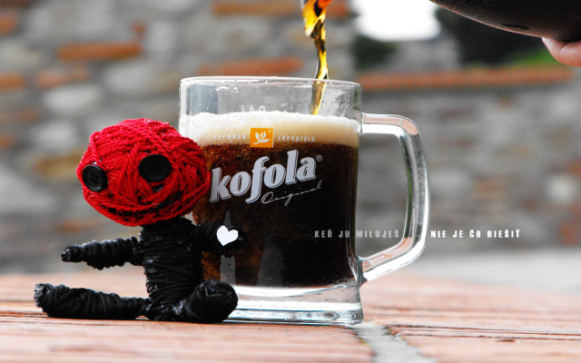 Person pouring beer mug small free wallpaper - medium preview image