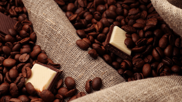 Coffee beans chocolate 3d render free wallpaper - medium preview image
