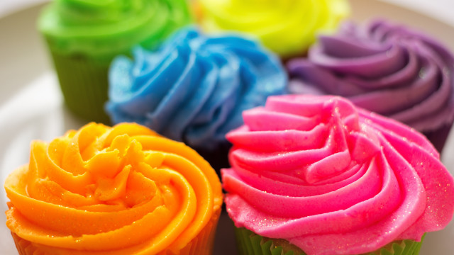 Cupcakes colorful white plate blurry free wallpaper - medium preview image