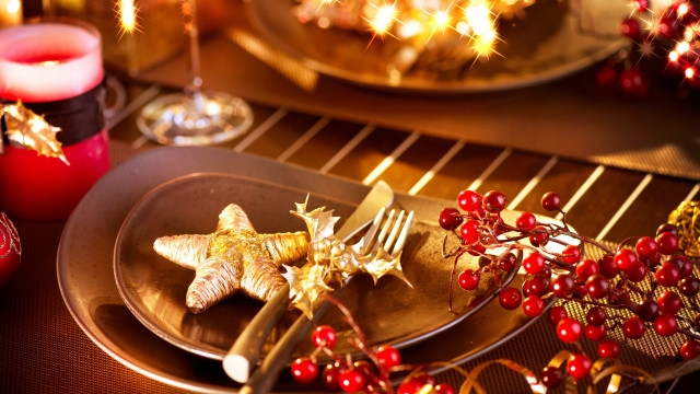 Christmas food plate berries candle free wallpaper - medium preview image