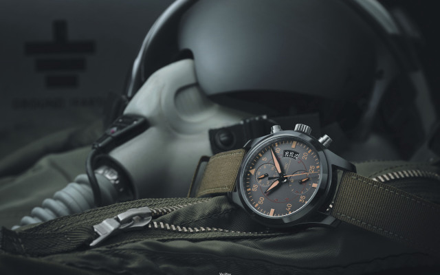 Watch helmet bed retrofuturism blurry free wallpaper - medium preview image