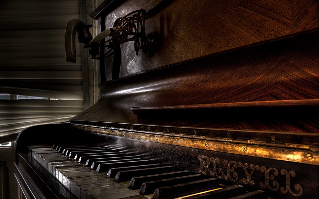 Piano wooden case clock window free wallpaper - medium preview image