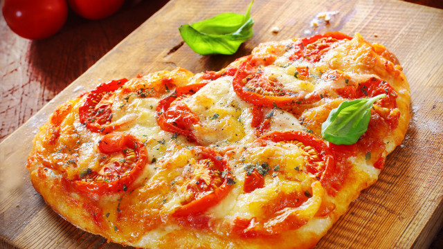 Pizza tomatoes basil cuttingboard autumn free wallpaper - medium preview image