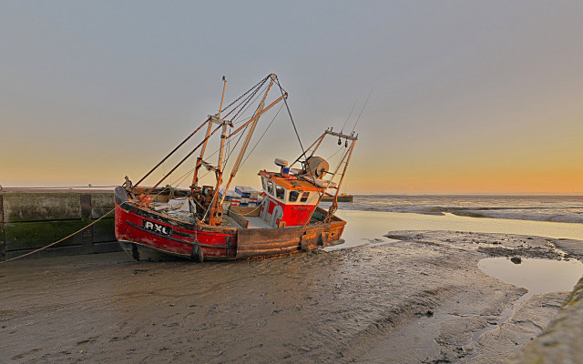 Boat beach sunset reflection ocean free wallpaper - medium preview image
