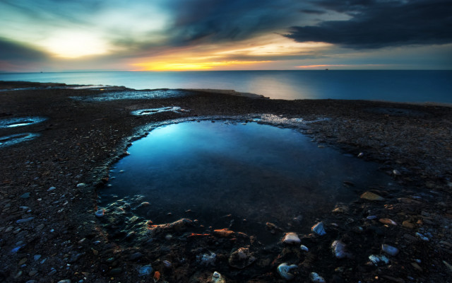 Large puddle rocky beach ocean free wallpaper - medium preview image