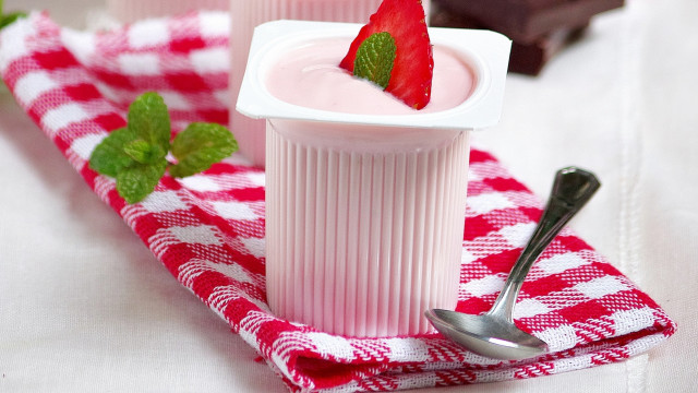 Strawberry pudding cup spoon checkered free wallpaper - medium preview image