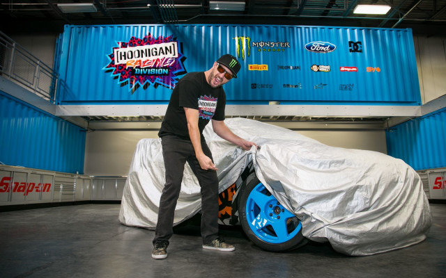 Man covering car garage blue free wallpaper - medium preview image