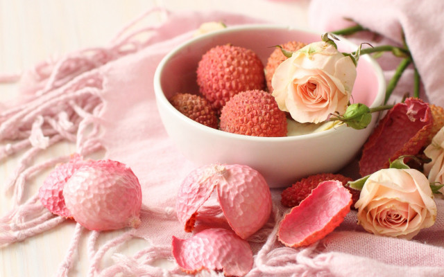 Bowl strawberries roses pink blanket free wallpaper - medium preview image